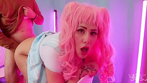 Nate Rose Watches Hot Cosplayer Isabella Gomez Then Signs Her Bubble Butt & Gets Turned On